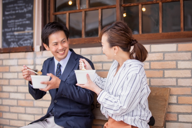 美味しそうに食べる男性