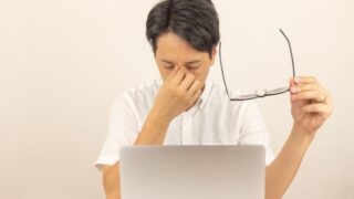 眼精疲労の男性