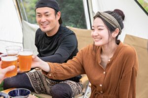 お酒を飲む若者